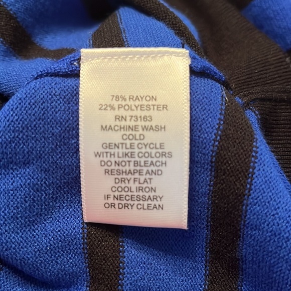 Cable & Gauge Cold Shoulder Sweater. Size L - Picture 4 of 4